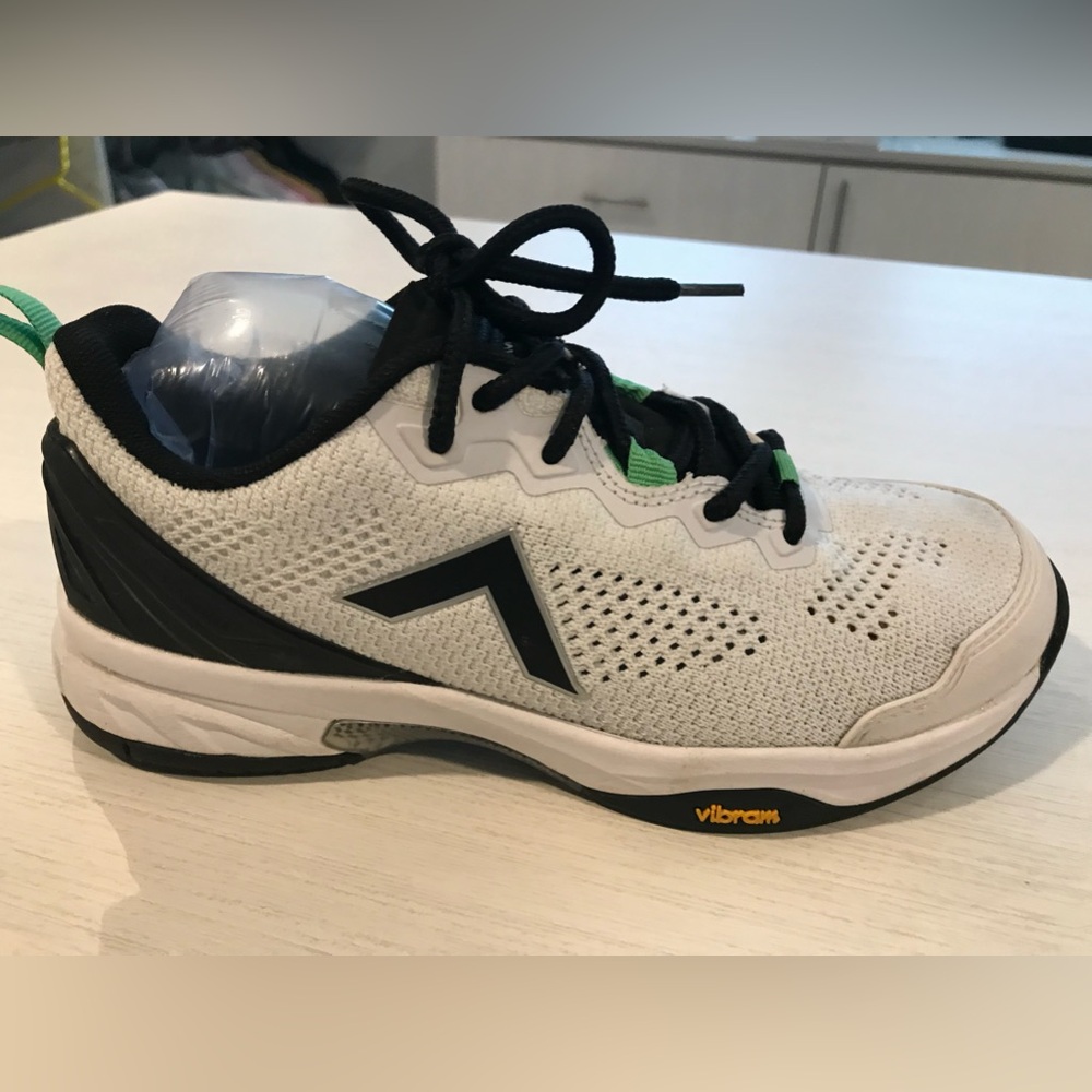 Woman’s Tyrol Velocity V Series Pickleball Shoes-size 6-1/2.Excellent condition.